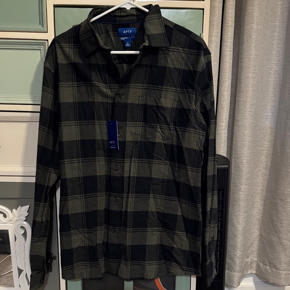 Apt. 9 Men’s XL Black and Olive Plaid Casual Shirt